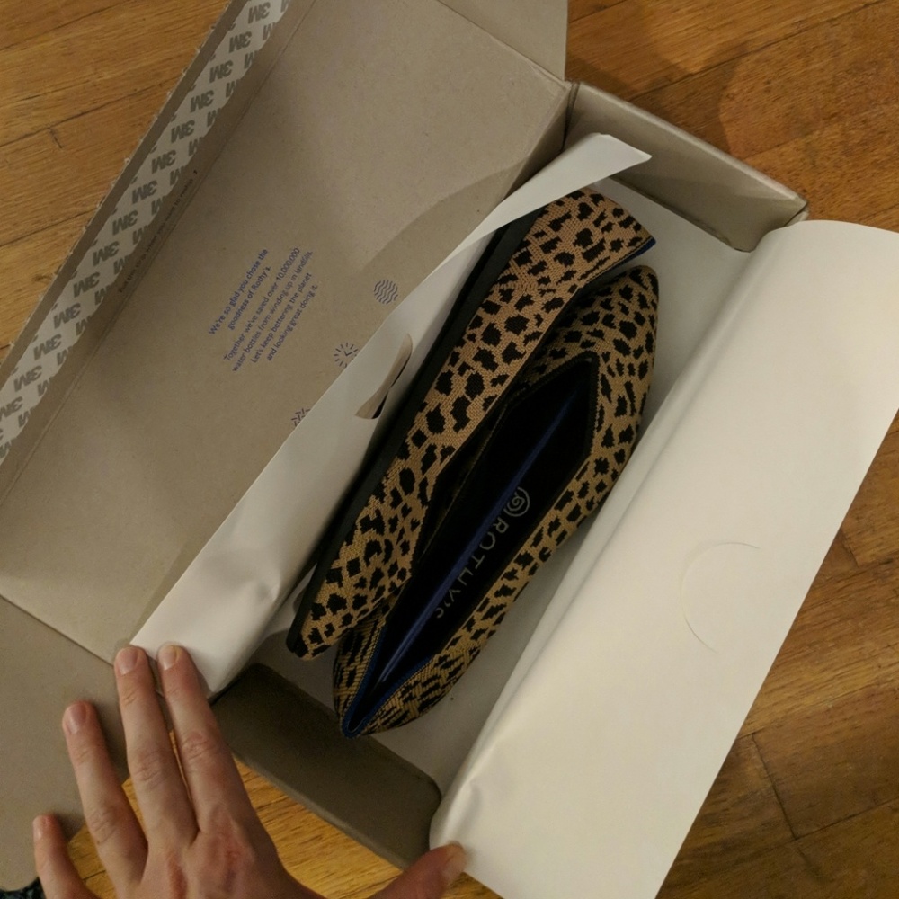 Rothys pointed toe flats (cheetah) - brand new!